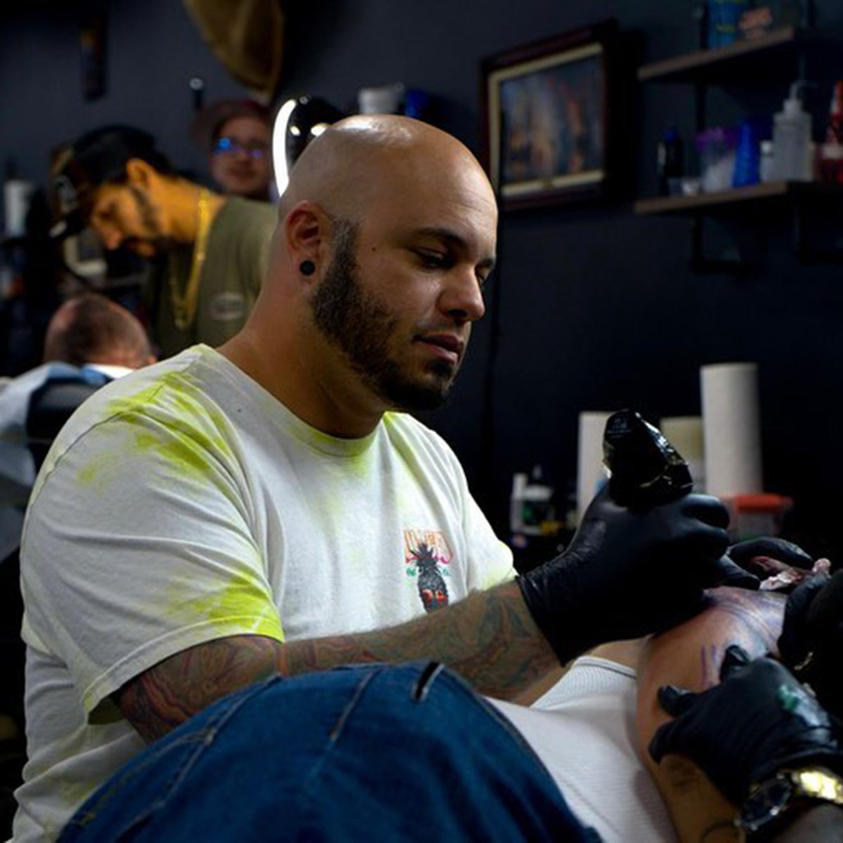 Javier Antunez tattooing a client